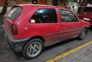 Volkswagen Gol G2 prata com rodas VW vista frontal lateral