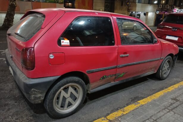 Volkswagen Gol G2 prata com rodas VW vista frontal lateral