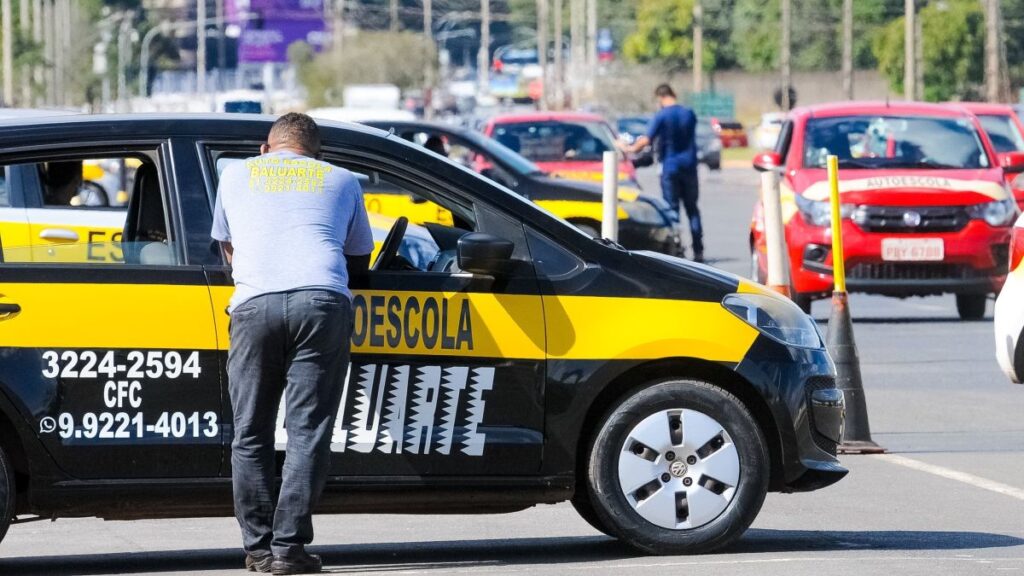 Carro de autoescola em pista de prova prática do Detran