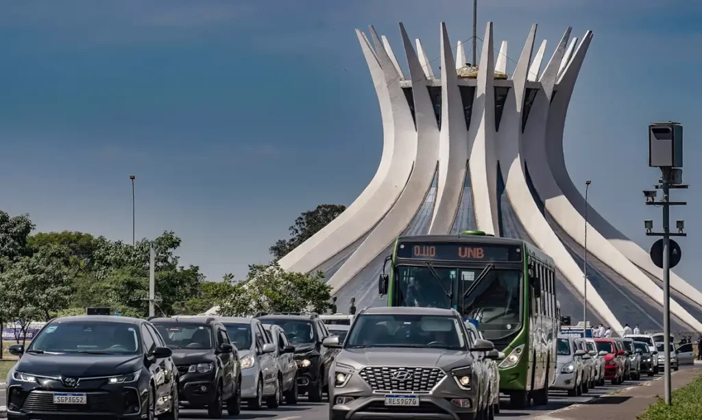 Trânsito em Brasília com carros em avenida próxima à Catedral