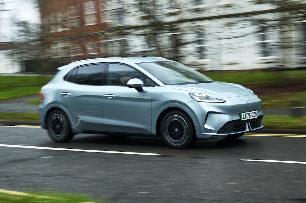 MG4 Urban 2026 lateral em movimento, hatch elétrico compacto