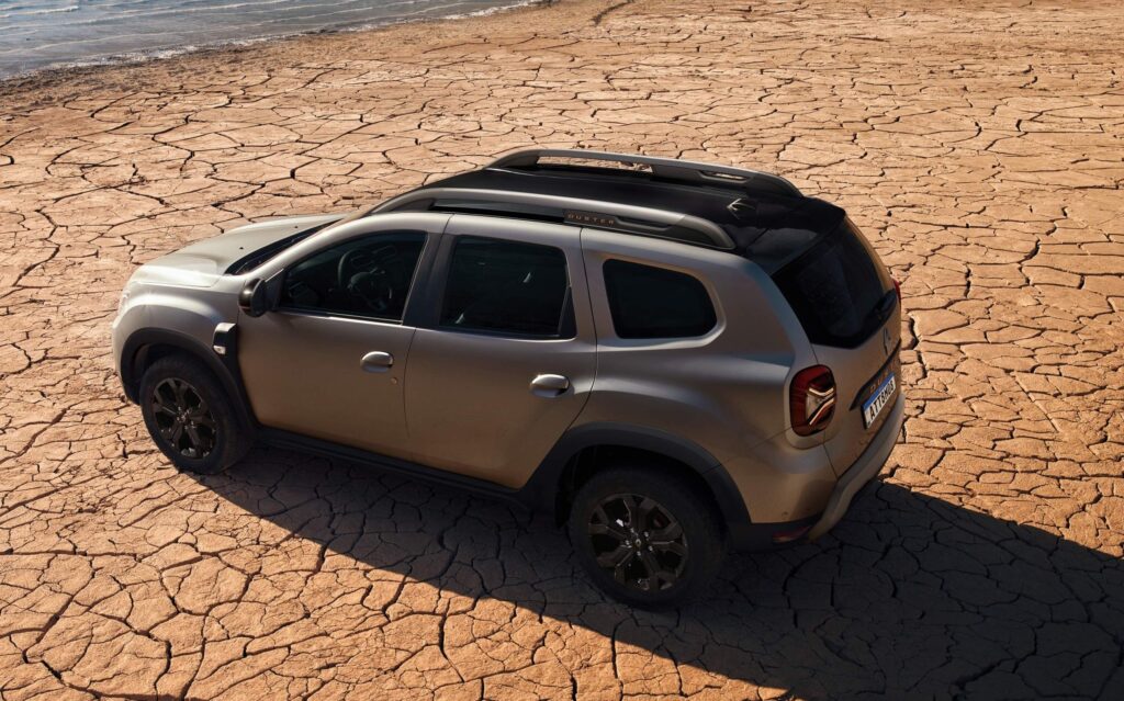 Renault Duster Iconic Plus 2026 branco, vista lateral em estrada