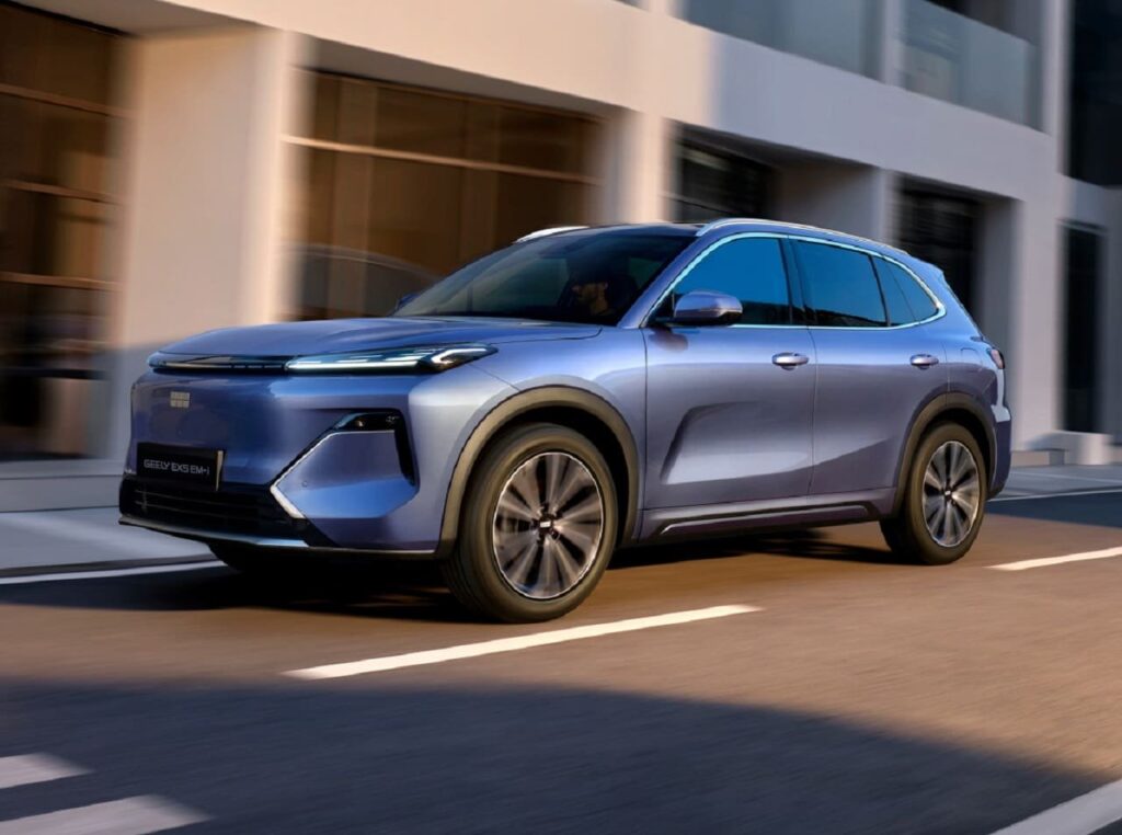 Geely EX5 EM-i 2026 vista frontal em ambiente externo