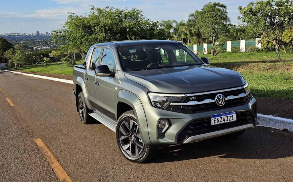 Volkswagen Amarok Extreme V6 2026 vista frontal 3/4 em estrada
