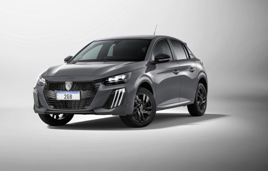 Peugeot 208 tem produção reduzida na Argentina: o que muda para o Brasil Peugeot 208 2026 lateral em foto oficial de divulgação