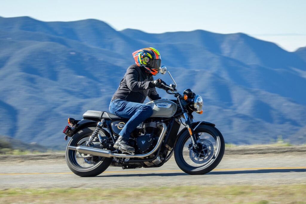 Triumph Bonneville T100 (2022-2025): review completo, preço e ficha técnica Triumph Bonneville T100 2023 preta versão Black vista dianteira