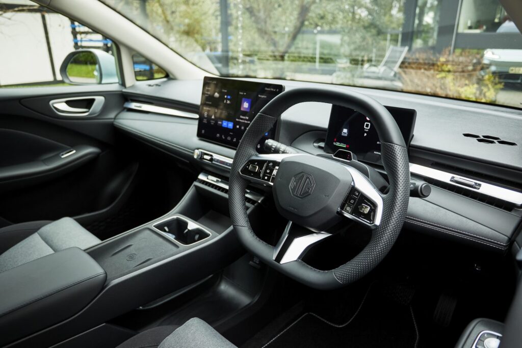 Interior MG4 Urban 2026 — painel digital e tela central infotainment