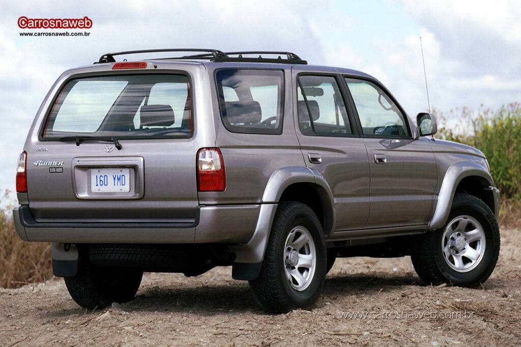 Toyota Hilux SW4 3.4 V6 (1997-2001): review completo, ficha técnica e preços FIPE Toyota Hilux SW4 3.4 V6 traseira 3/4, estepe externo visível