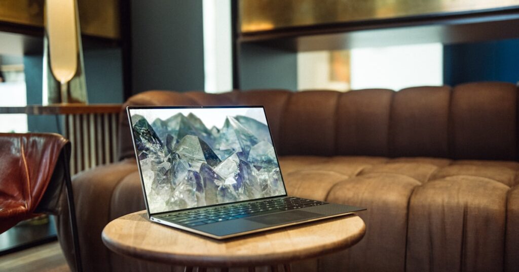 Policial de trânsito abordando motorista em blitz rodoviária