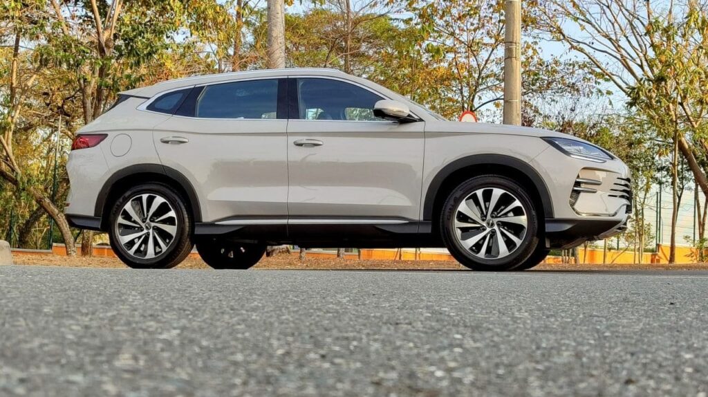 BYD Song Plus DM-i 2026 vista lateral com novo design