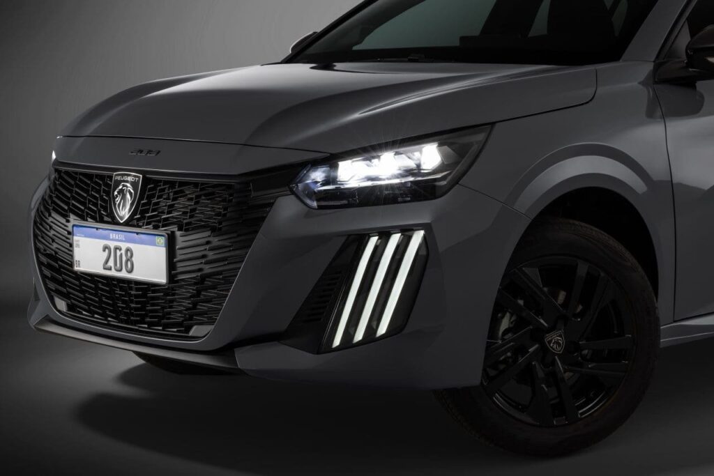 Peugeot 208 tem produção reduzida na Argentina: o que muda para o Brasil Linha de produção Stellantis na fábrica El Palomar, Argentina, com Peugeot na montagem