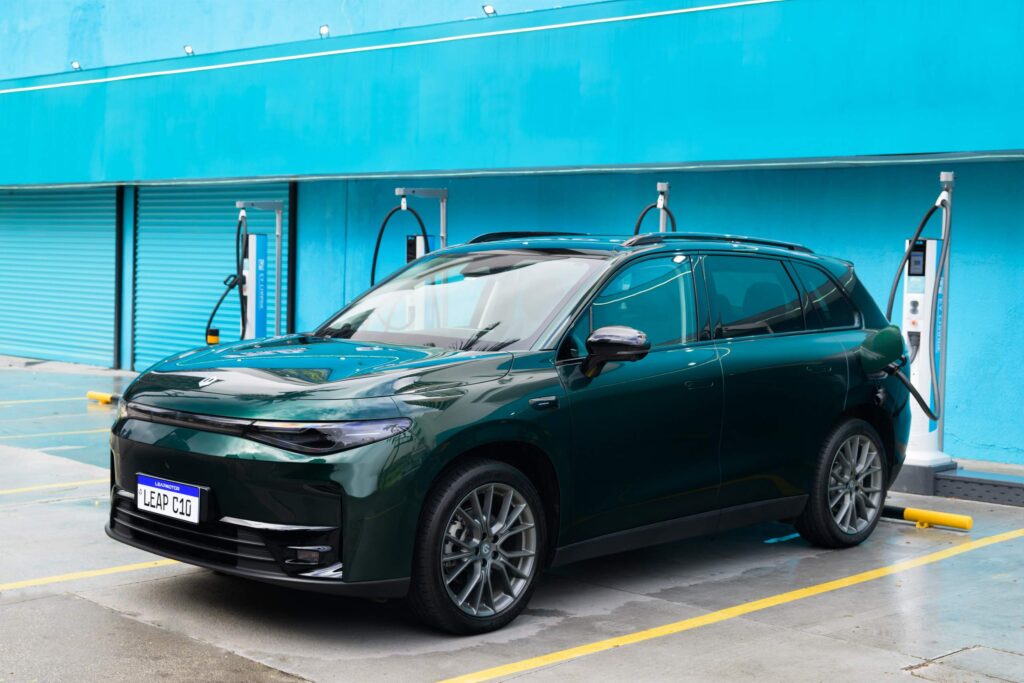 Leapmotor C10 REEV 2026: consumo real, ficha técnica, preço e vale a pena? Interior do Leapmotor C10 2026 com tela de 14,6 polegadas e painel digital