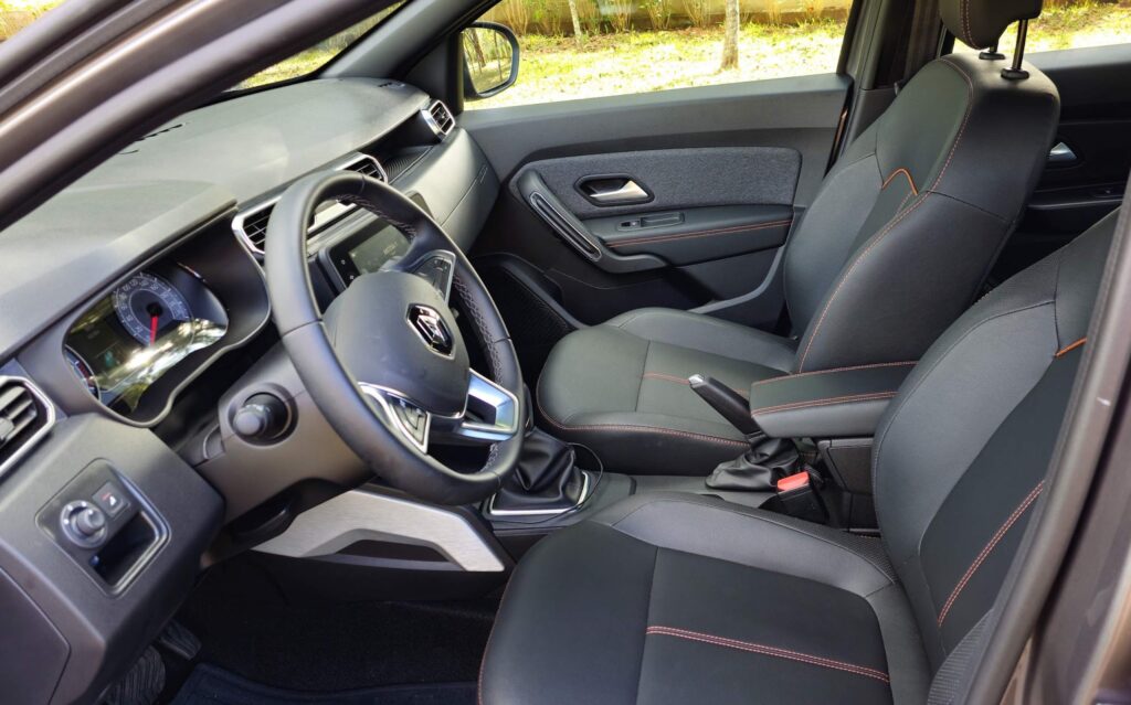 Interior do Renault Duster Iconic Plus 2026, painel e central multimídia