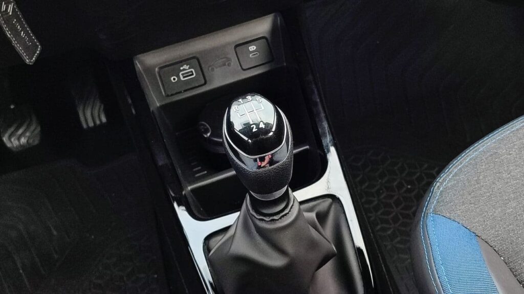 Interior do Renault Kwid Zen 2026, câmbio manual de 5 marchas e console central