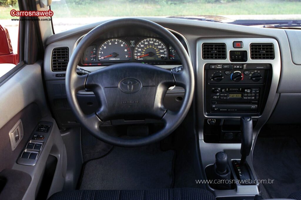 Toyota Hilux SW4 3.4 V6 (1997-2001): review completo, ficha técnica e preços FIPE Interior da Toyota Hilux SW4 V6 — painel, volante e instrumentos