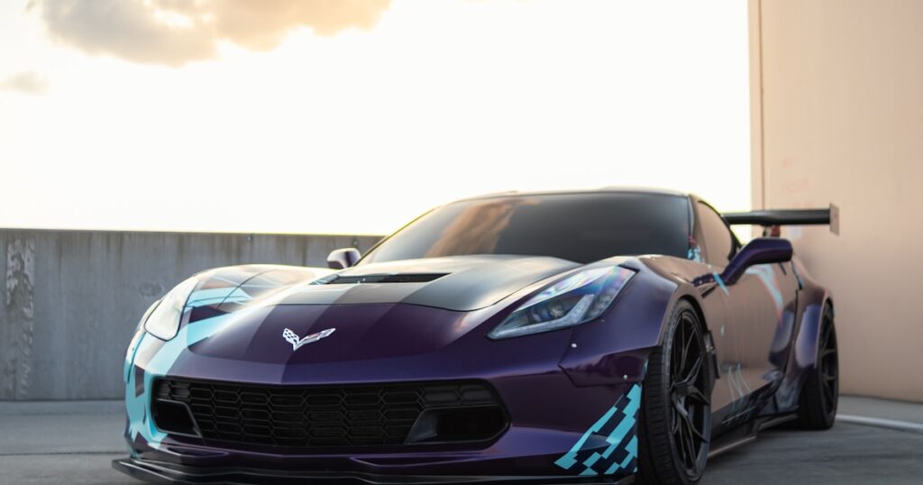 Detalhe de pintura fosca automotiva mostrando textura acetinada sem reflexo