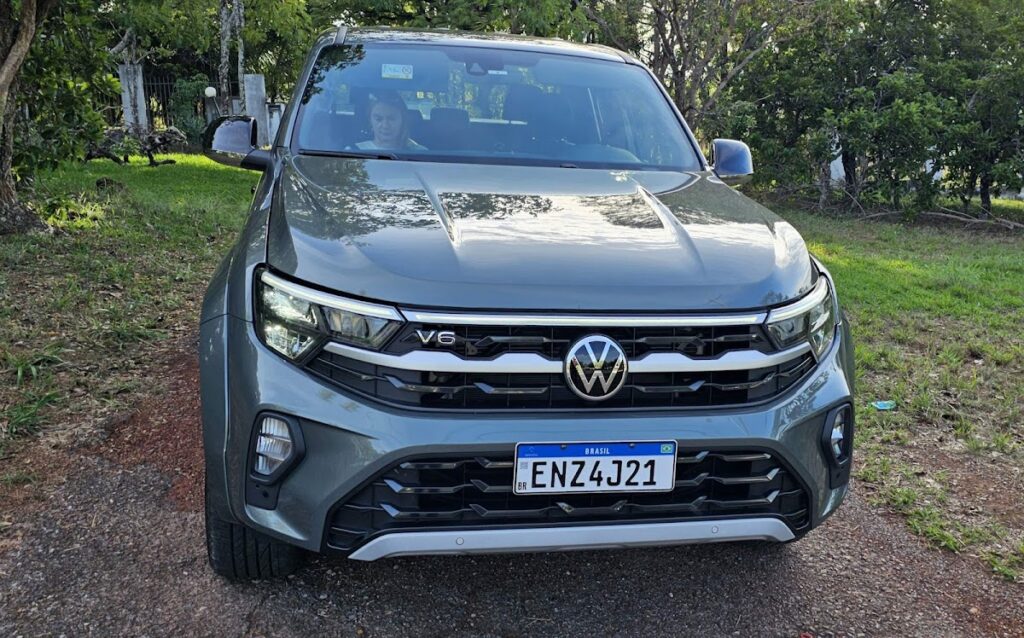 Interior da Volkswagen Amarok Extreme V6 2026 com painel e volante multifuncional