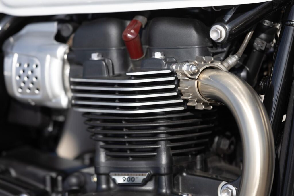 Triumph Bonneville T100 (2022-2025): review completo, preço e ficha técnica Triumph Bonneville T100 2024 vista traseira mostrando suspensão e escapamento