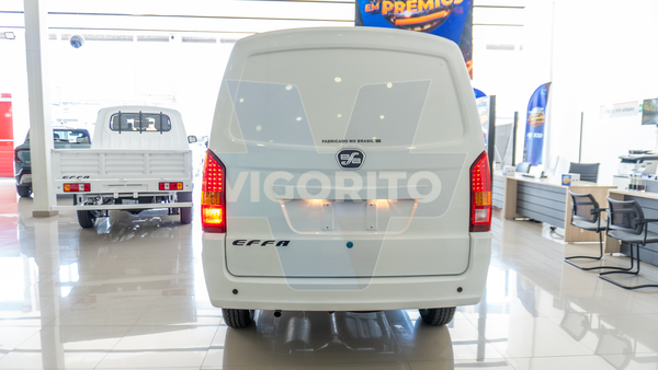 Interior do Effa V25 2025 painel e central multimídia