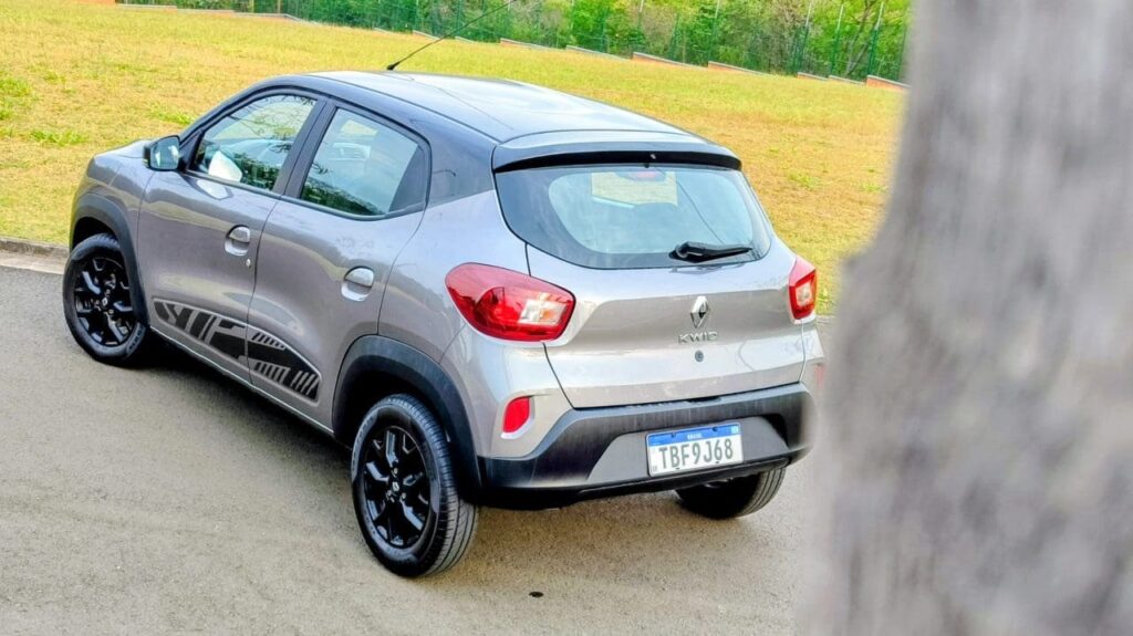 Renault Kwid Zen 2026 cinza, vista traseira mostrando lanternas e para-choque
