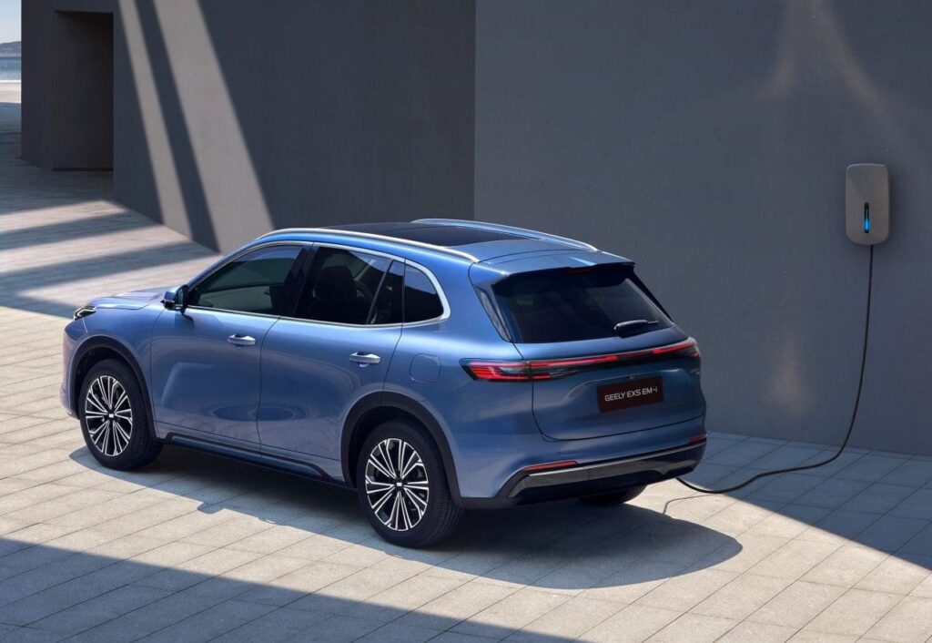 Interior do Geely EX5 EM-i 2026 painel digital e central multimidia