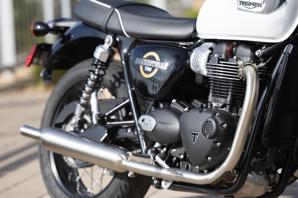 Triumph Bonneville T100 (2022-2025): review completo, preço e ficha técnica Piloto na Triumph Bonneville T100 mostrando posição de pilotagem ereta