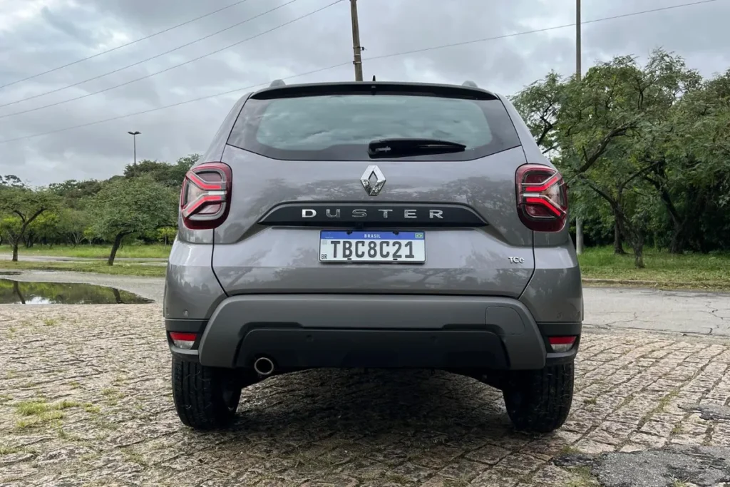 Renault Duster Iconic Plus 2026 preto, vista traseira