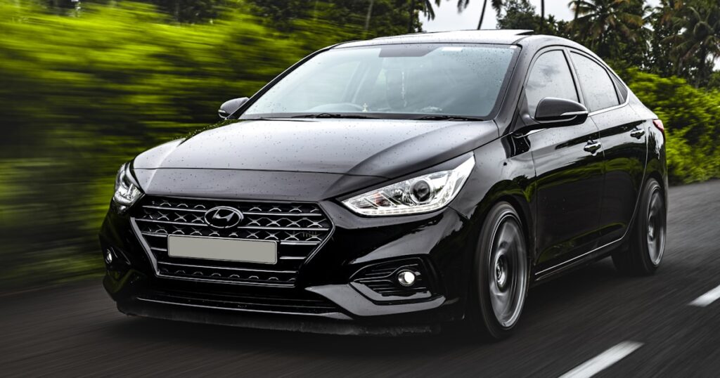 SUV híbrido sendo abastecido em posto de combustível no Brasil