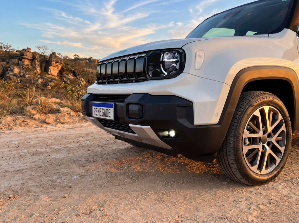 Traseira do Jeep Renegade 2027 Sahara com lanternas LED