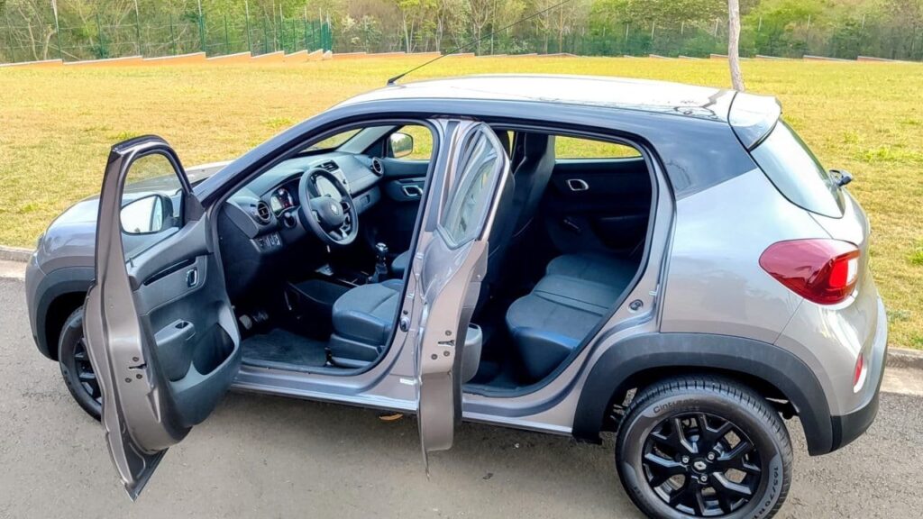 Renault Kwid Zen 2026 cinza com portas abertas mostrando habitáculo e bancos