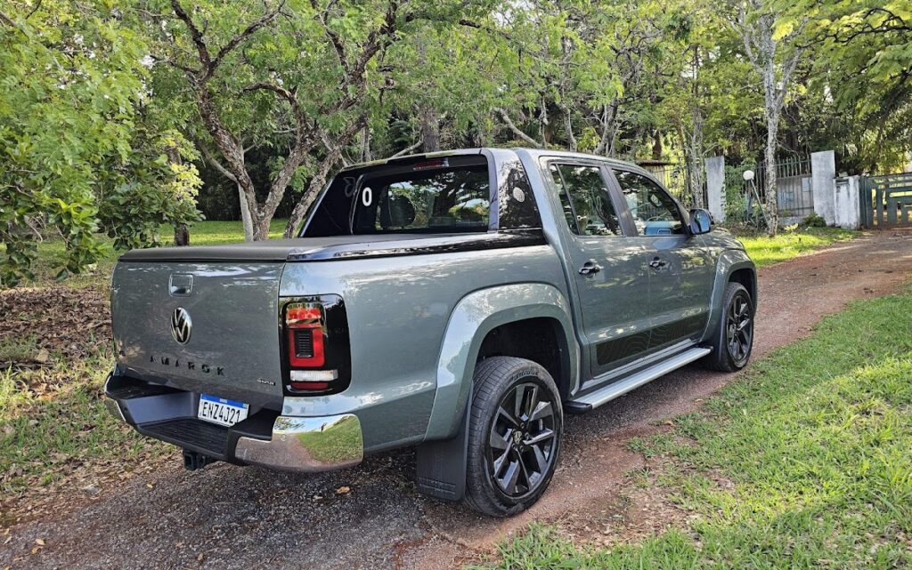 Detalhe da Volkswagen Amarok Extreme V6 2026 rodas aro 20 e caçamba