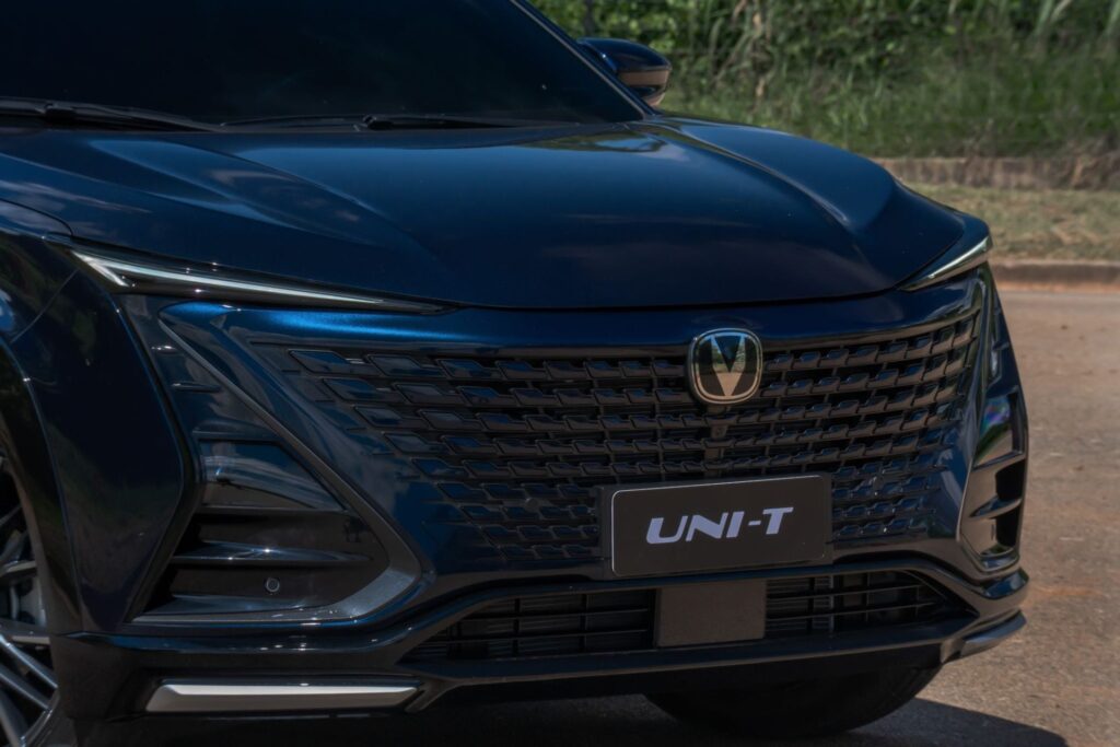 CAOA Changan UNI-T 2026 cinza, traseira mostrando design cupê