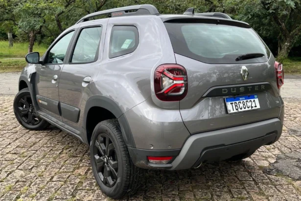 Renault Duster Iconic Plus 2026 azul, vista frontal