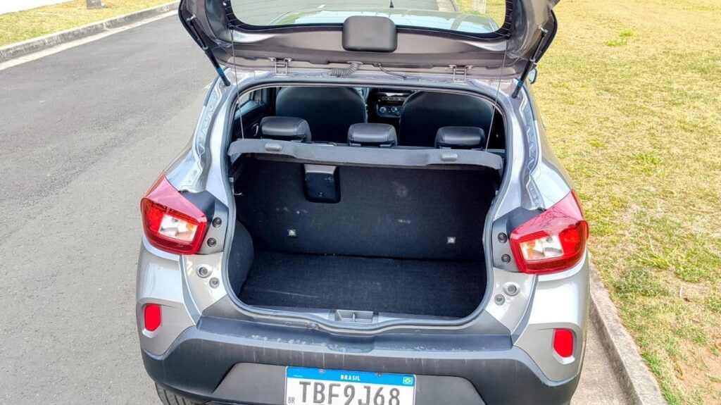 Porta-malas do Renault Kwid 2026 aberto, mostrando espaço de 290 litros