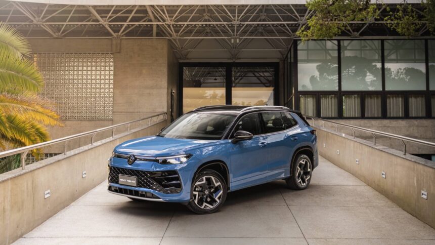 Novo Volkswagen Tiguan 2026 R-Line azul vista frontal lateral