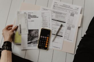 Chave de carro sobre documentos — como descobrir busca e apreensão de veículo