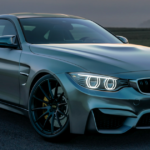 Carros usados em pátio de revendedora para venda