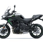 Kawasaki Versys 650 Tourer 2025 vista frontal em estrada