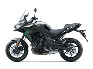 Kawasaki Versys 650 Tourer 2025 vista frontal em estrada
