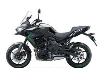 Kawasaki Versys 650 Tourer 2025 vista frontal em estrada