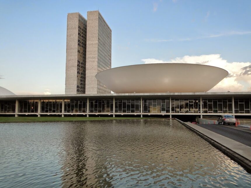 Fachada do Congresso Nacional em Brasília, onde tramita o PL 310/2026