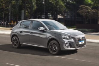 Peugeot 208 Style 2026 vista frontal em foto de divulgação