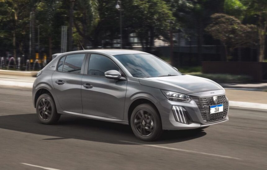 Peugeot 208 tem produção reduzida na Argentina: o que muda para o Brasil Peugeot 208 Style 2026 vista frontal em foto de divulgação