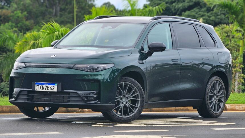 Leapmotor C10 REEV 2026: consumo real, ficha técnica, preço e vale a pena? Leapmotor C10 REEV 2026 vista frontal em foto de divulgação