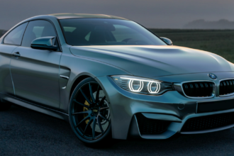 Carros usados em pátio de revendedora para venda