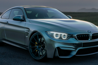 Carros usados em pátio de revendedora para venda