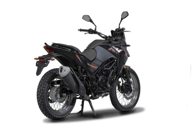 Dafra NH 300 2025 preta Midnight Black vista lateral