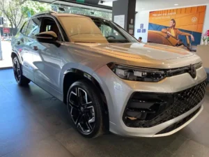 Volkswagen Tiguan 2026 R-Line 350 TSI exterior dianteiro três-quartos em cor escura com rodas aro 19