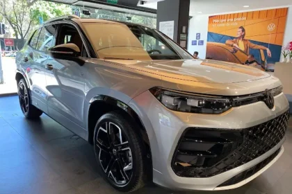 Volkswagen Tiguan 2026 R-Line 350 TSI exterior dianteiro três-quartos em cor escura com rodas aro 19