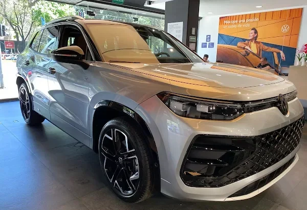 Volkswagen Tiguan 2026 R-Line 350 TSI exterior dianteiro três-quartos em cor escura com rodas aro 19